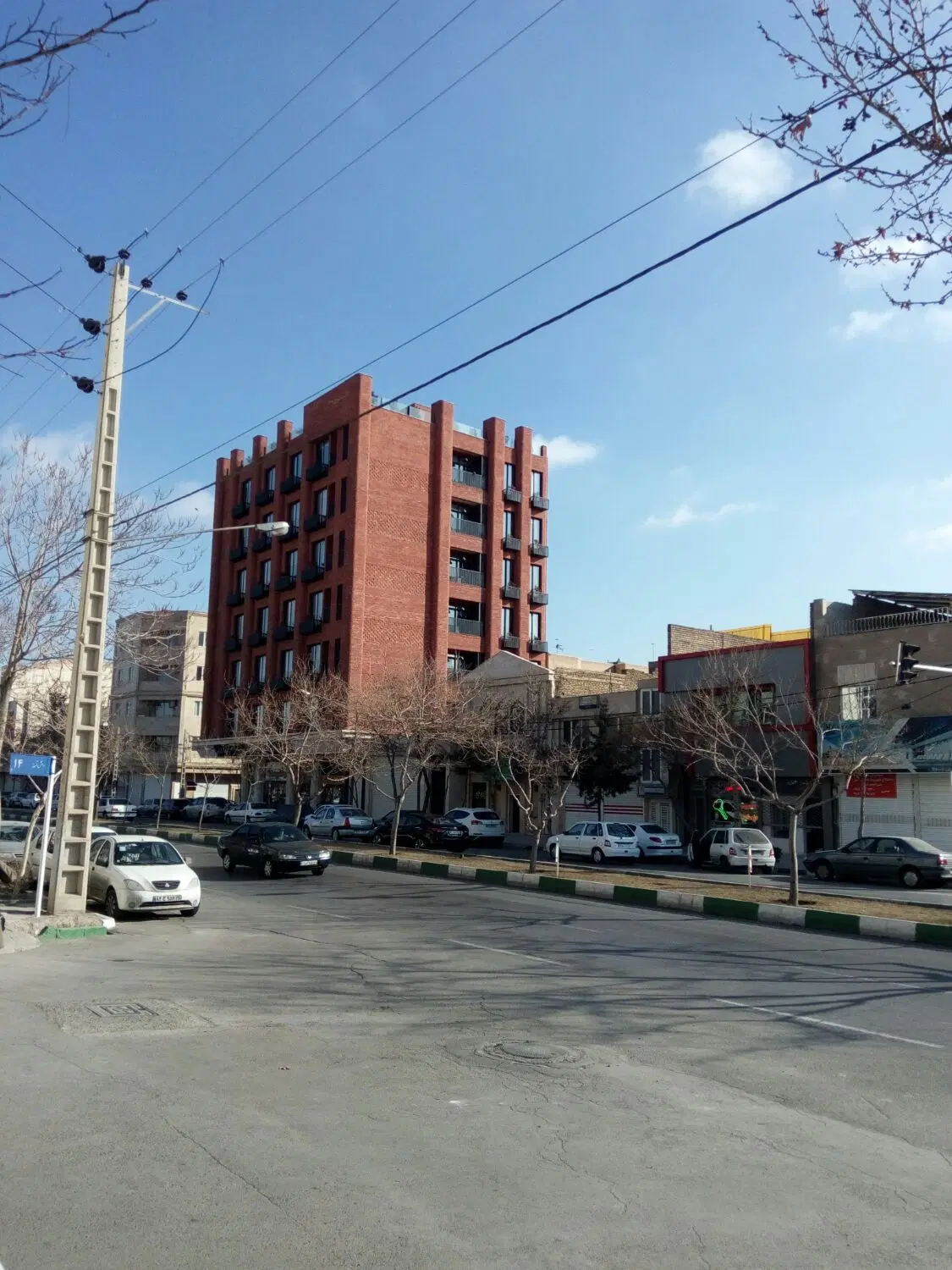 ۳۲متر مغازه تجاری  در حاشیه اصلی نزدیک معلم