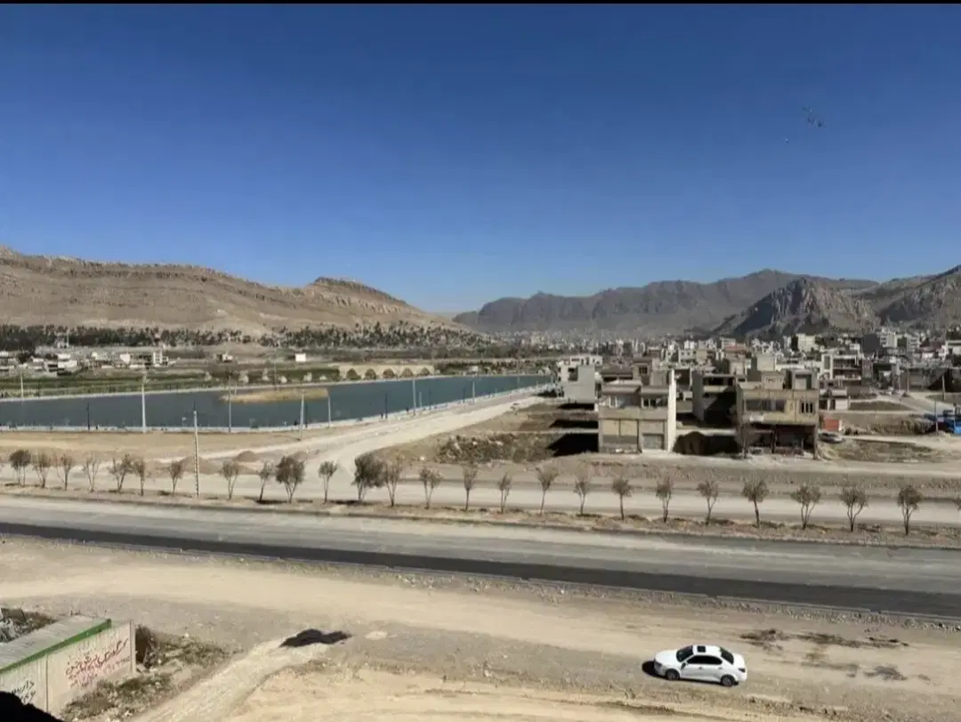 شاپوری روبه رویی دریاچه