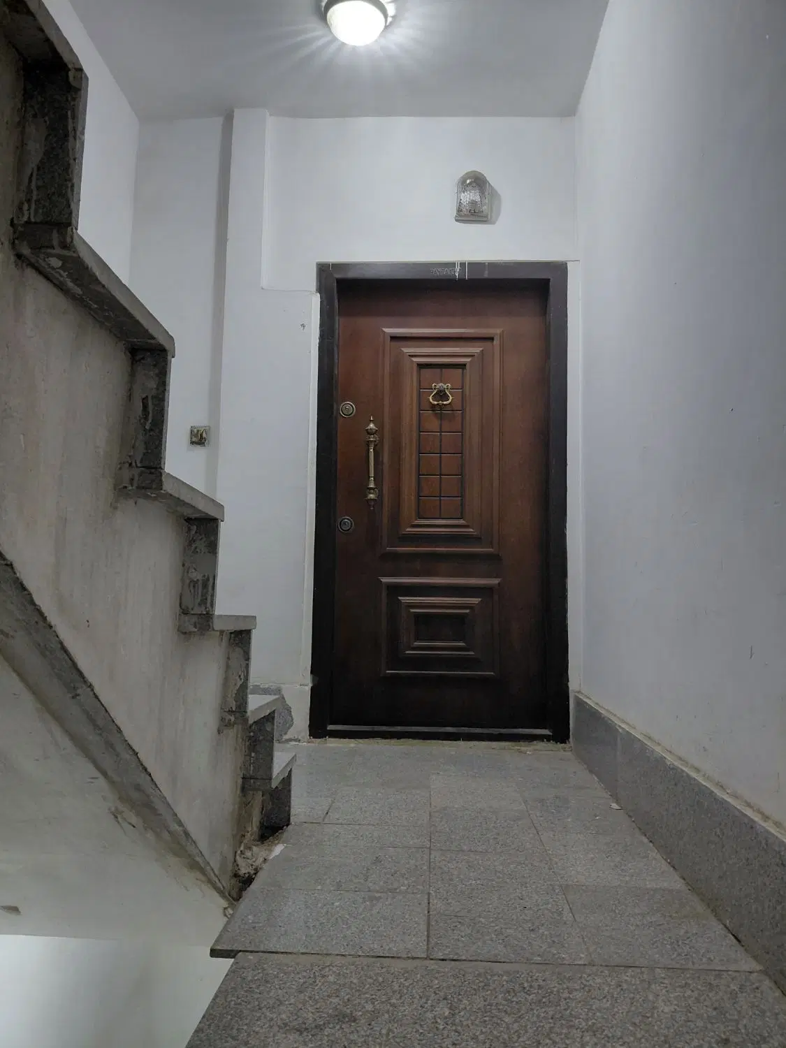 یک آپارتمان شیک وتمیز طبقه اول
