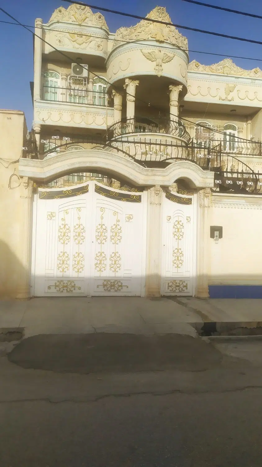 منزل مسکونی واقع در خیابان برق
