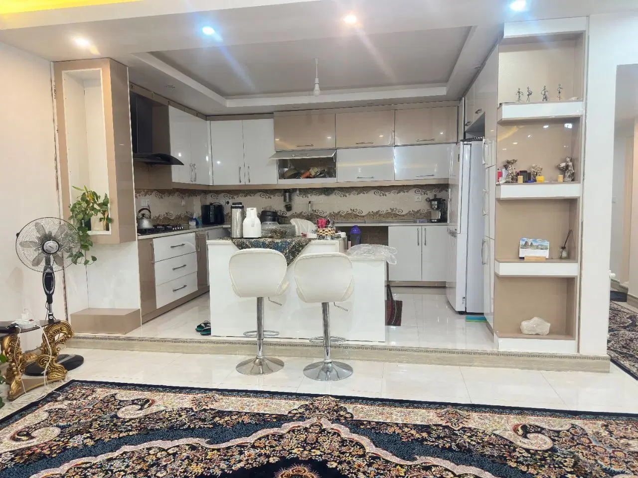 اجاره یک طبقه از ساختمانی شخصی دوطبقه