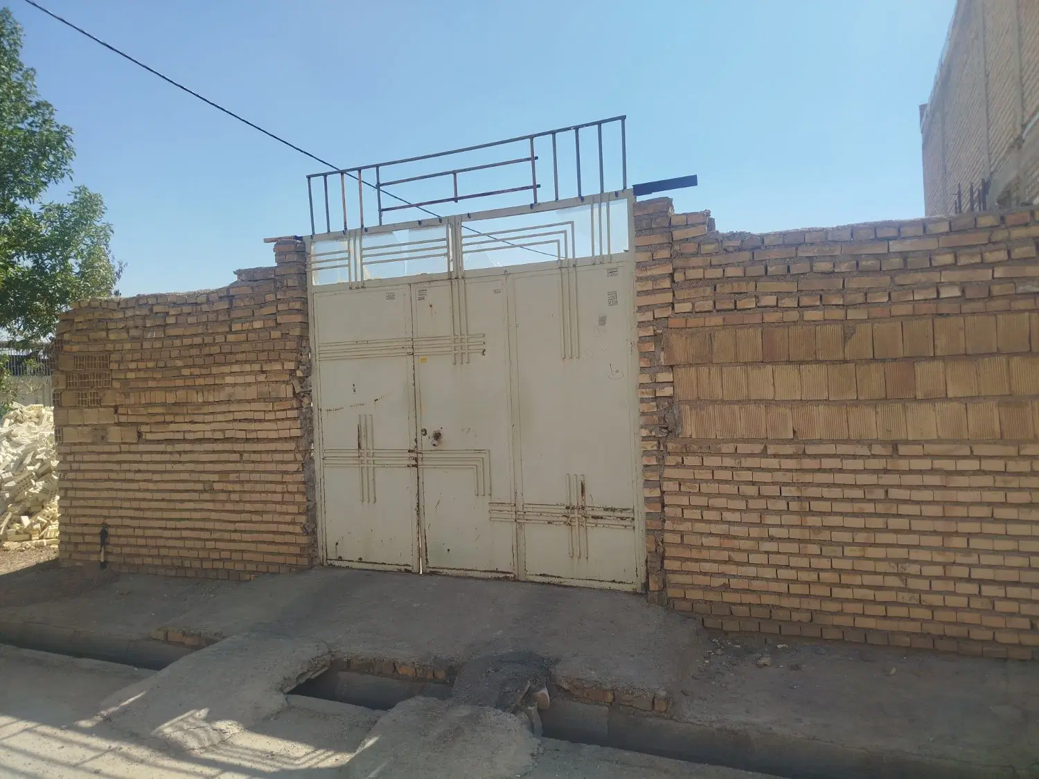 در حیاط