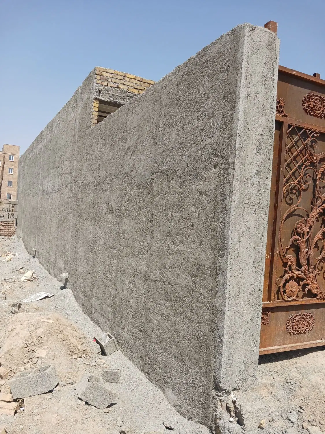 خانه مسکونی نیمه ساخت