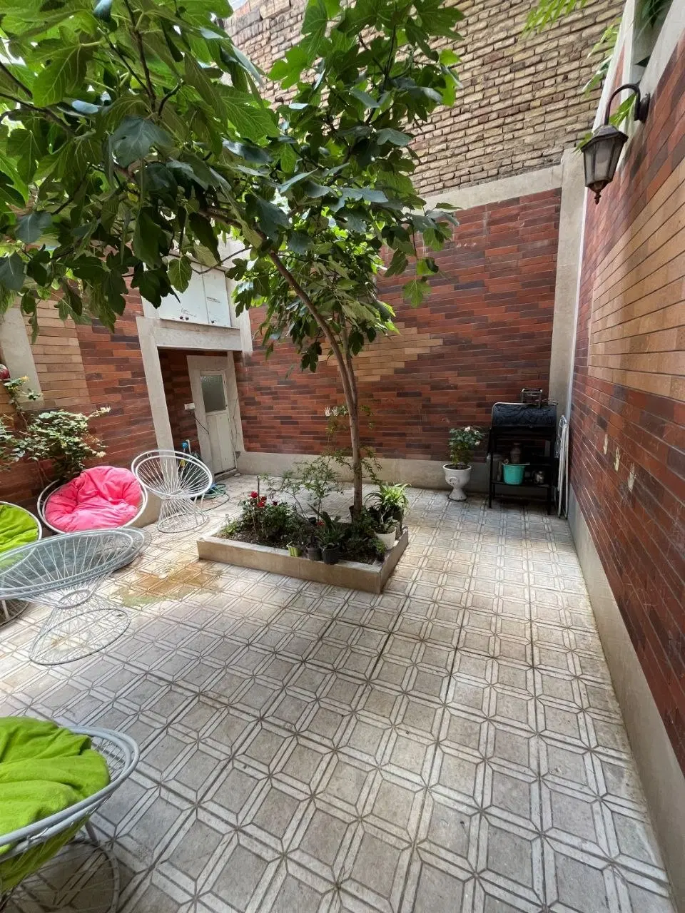 حیاط ویلایی نصف راه_ راه آهن