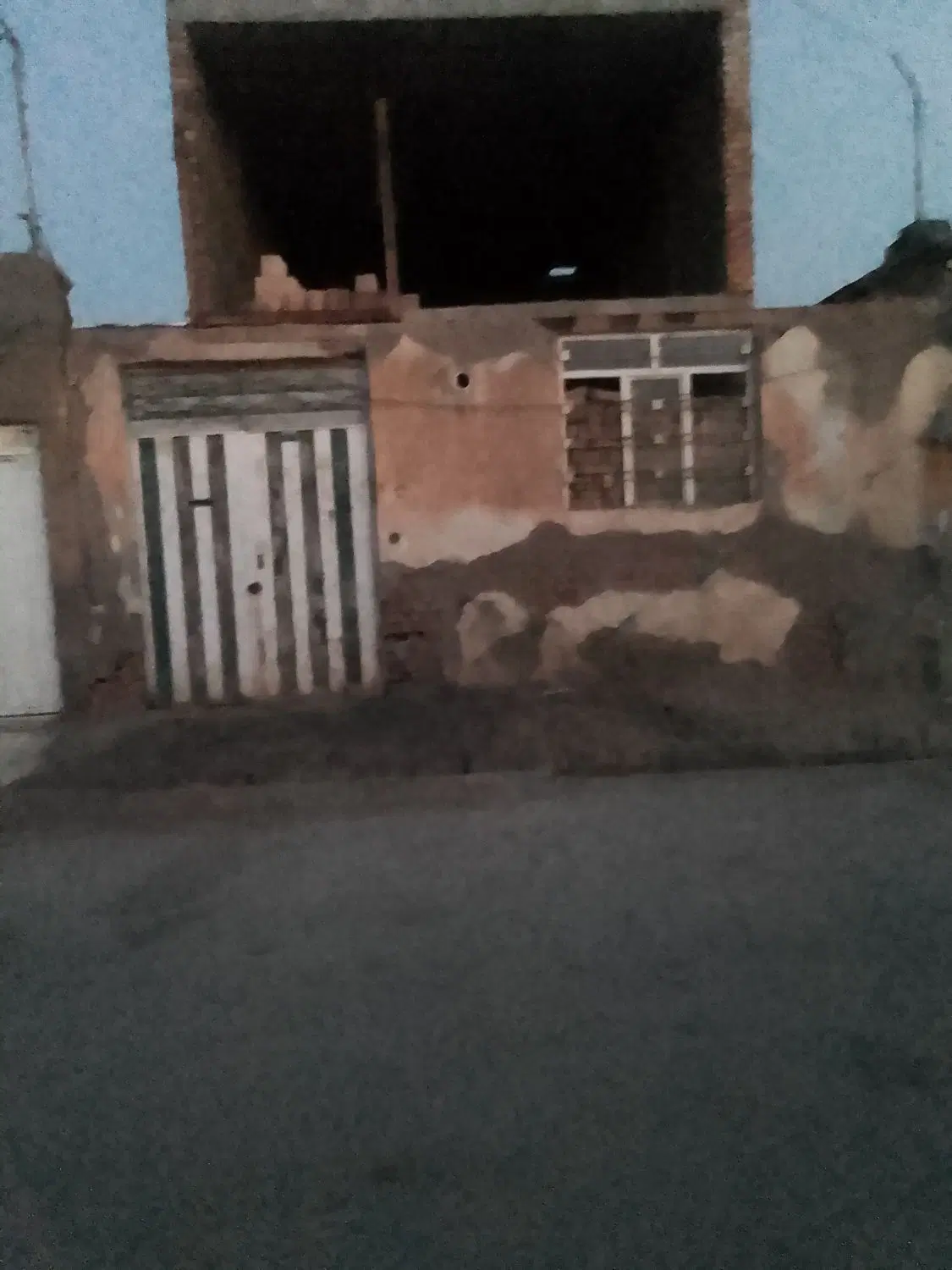 منزل دوطبقه نیمه ساز
