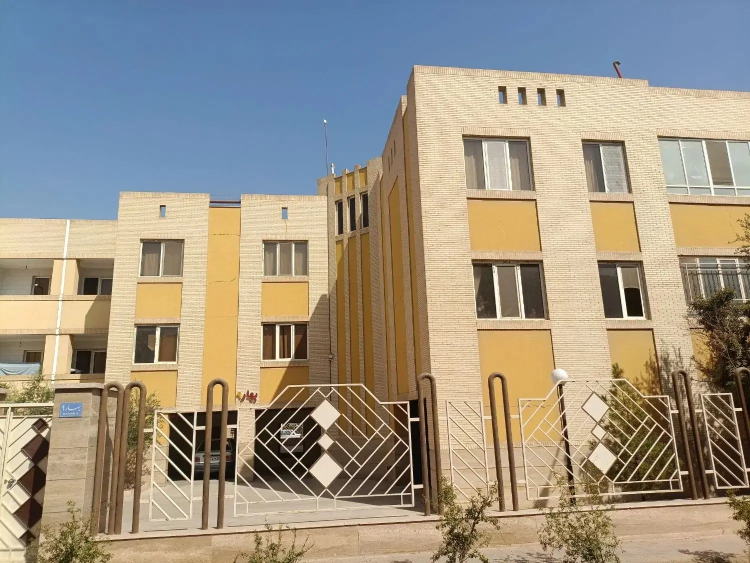 فروش آپارتمان ۱۰۱ متری در آزادشهر  مجتمع اندیشه