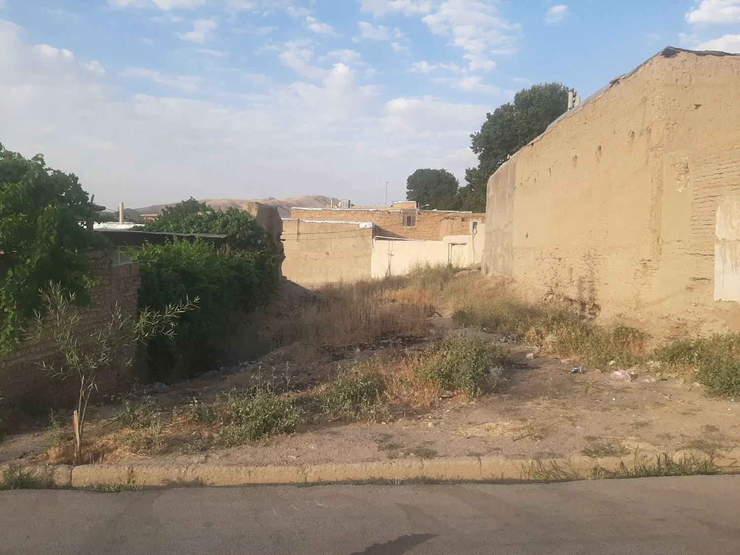 زمین مسکونی و تجاری با موقعیت خوب