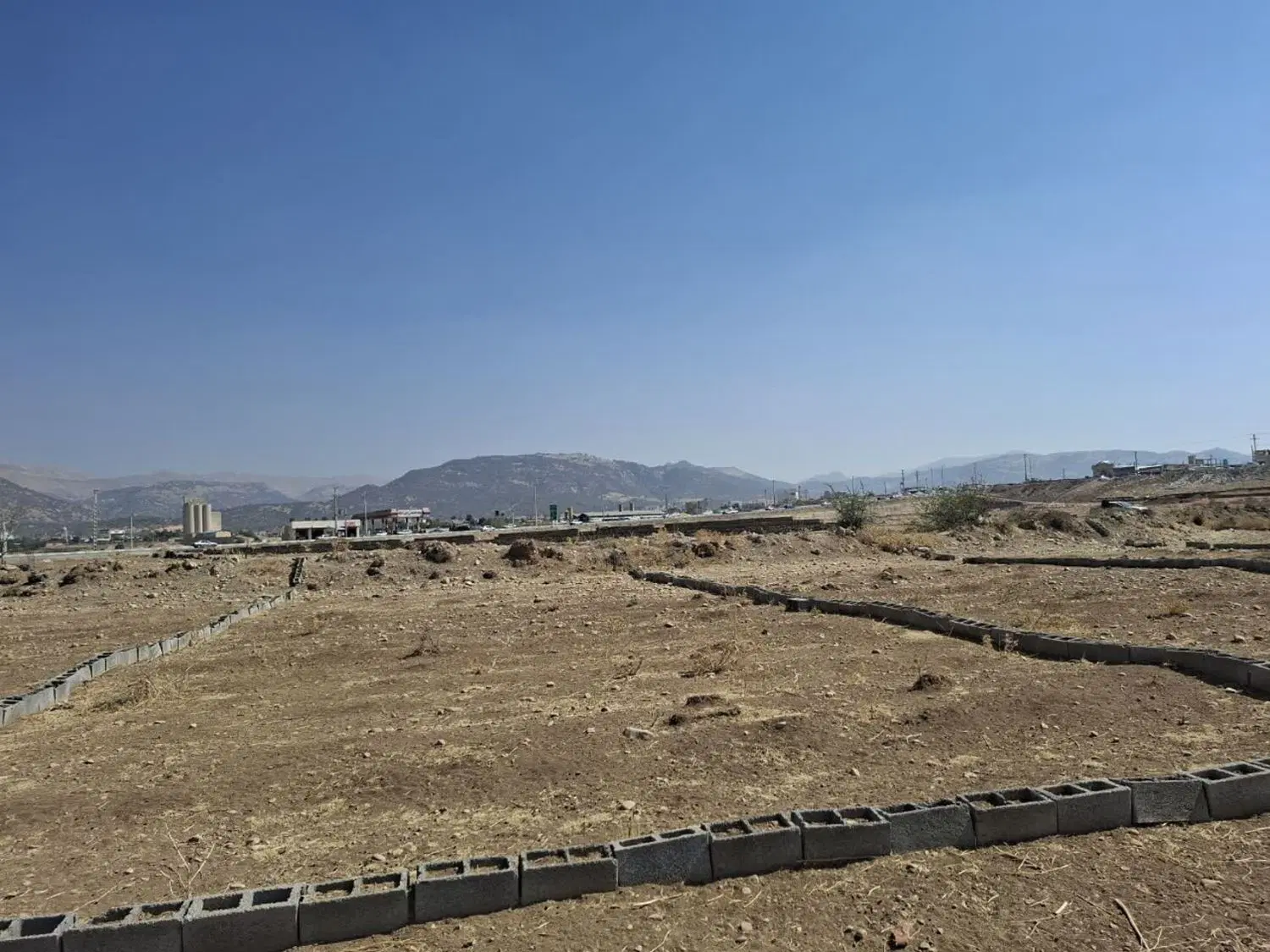 زمین سنددار روبروی پمپ بنزین اکبری