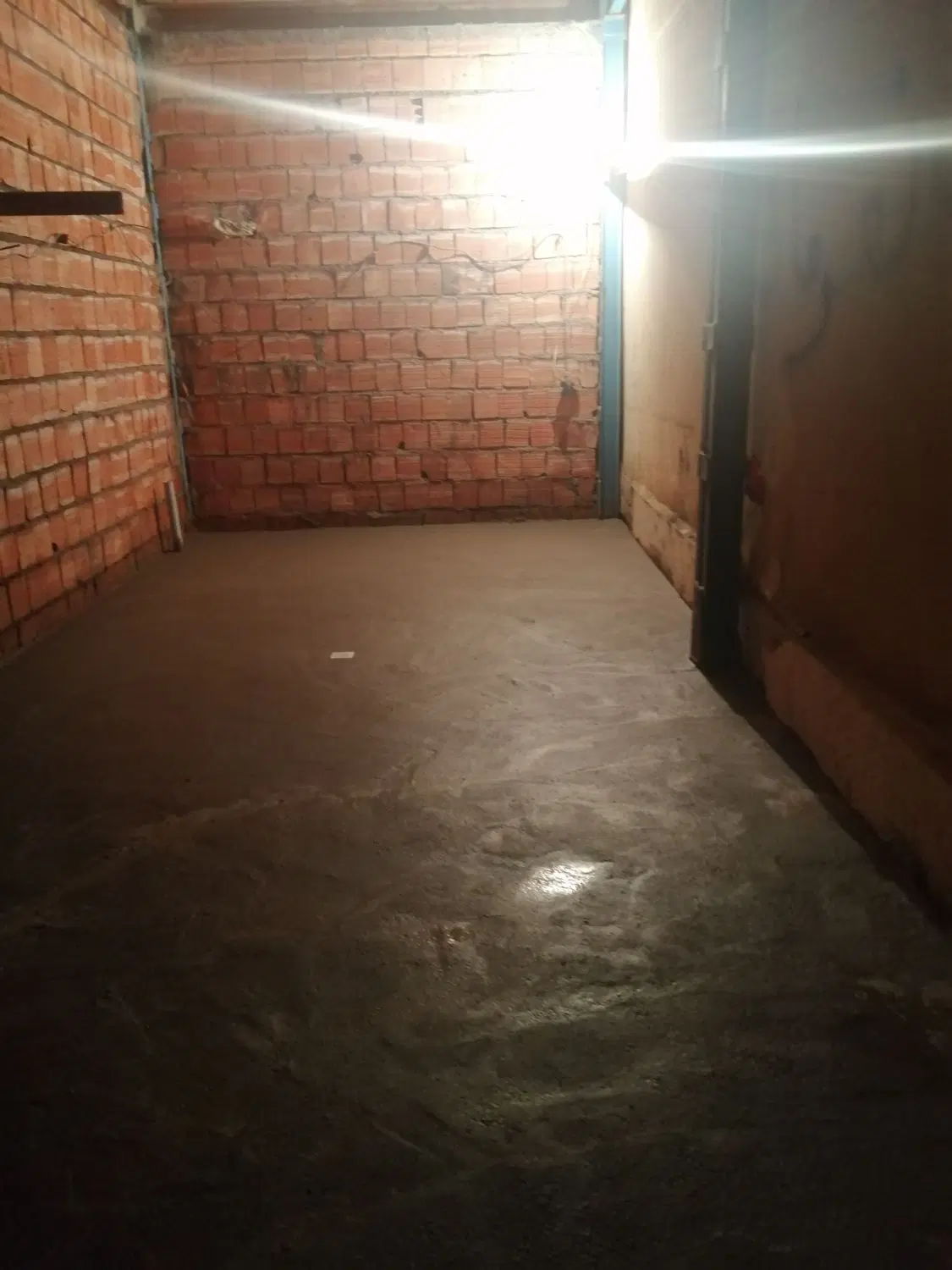انبار درخیابان فتحعلی شاهی ۳ کوچه پاساژ ستاره