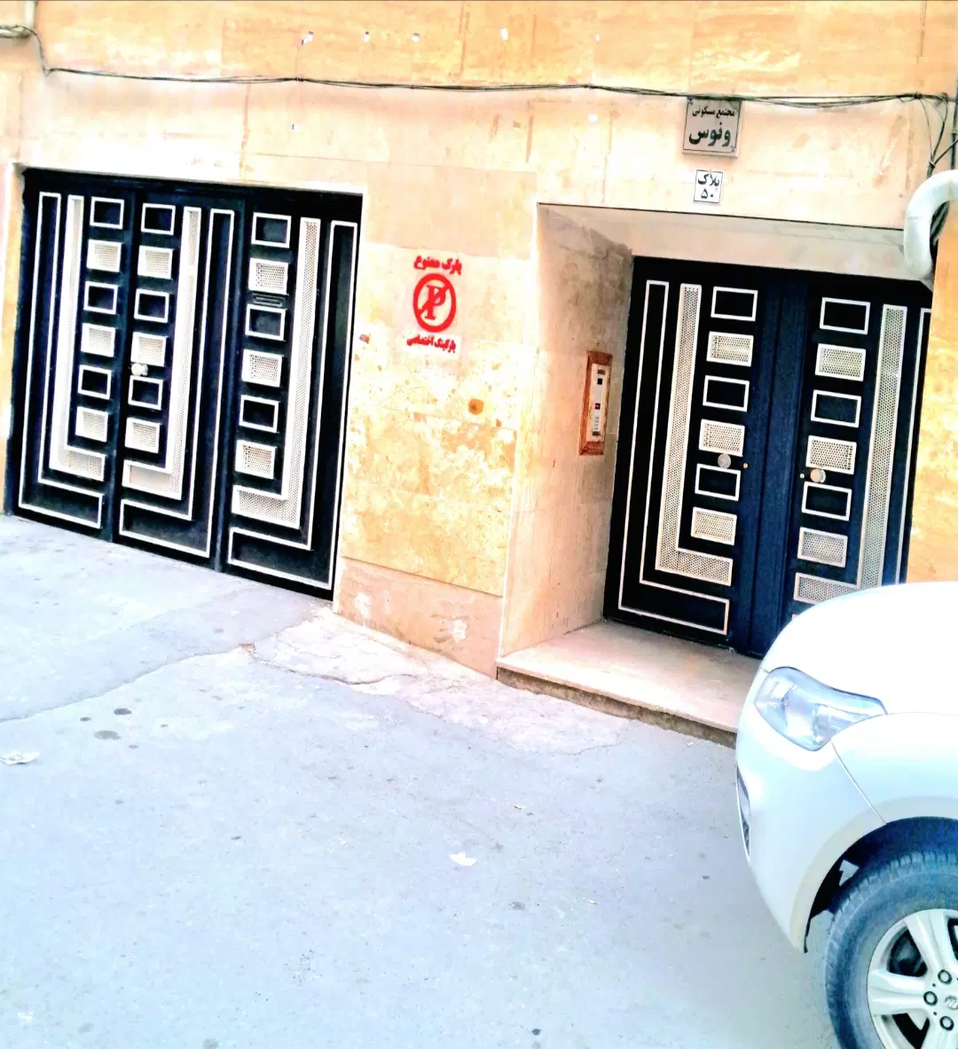 رهن کامل بحر خیابان اصلی با پارکینگ اختصاصی