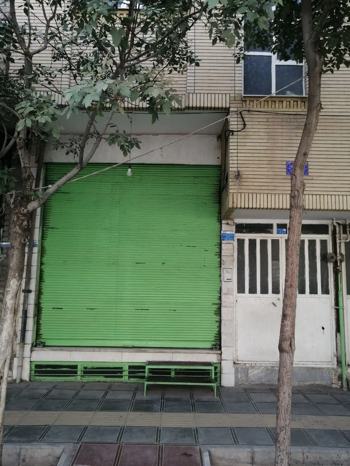 ملک مسکونی تجاری دو طبقه و نیم