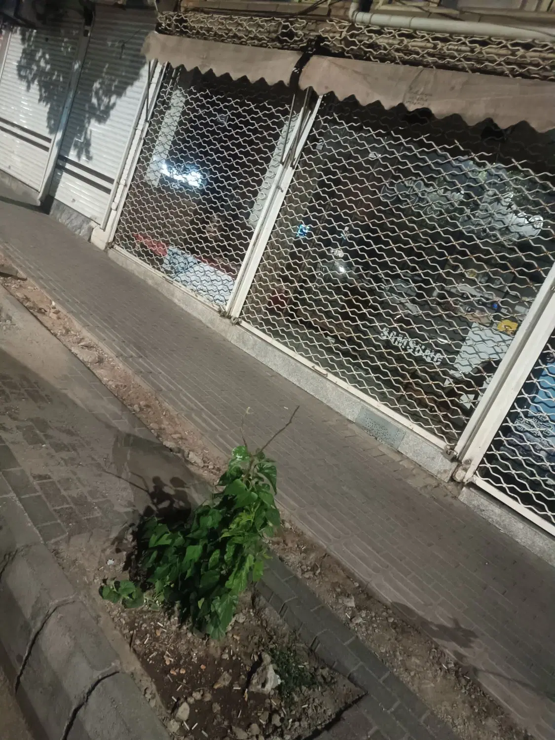 مغازه در سه راه شمس تبریزی