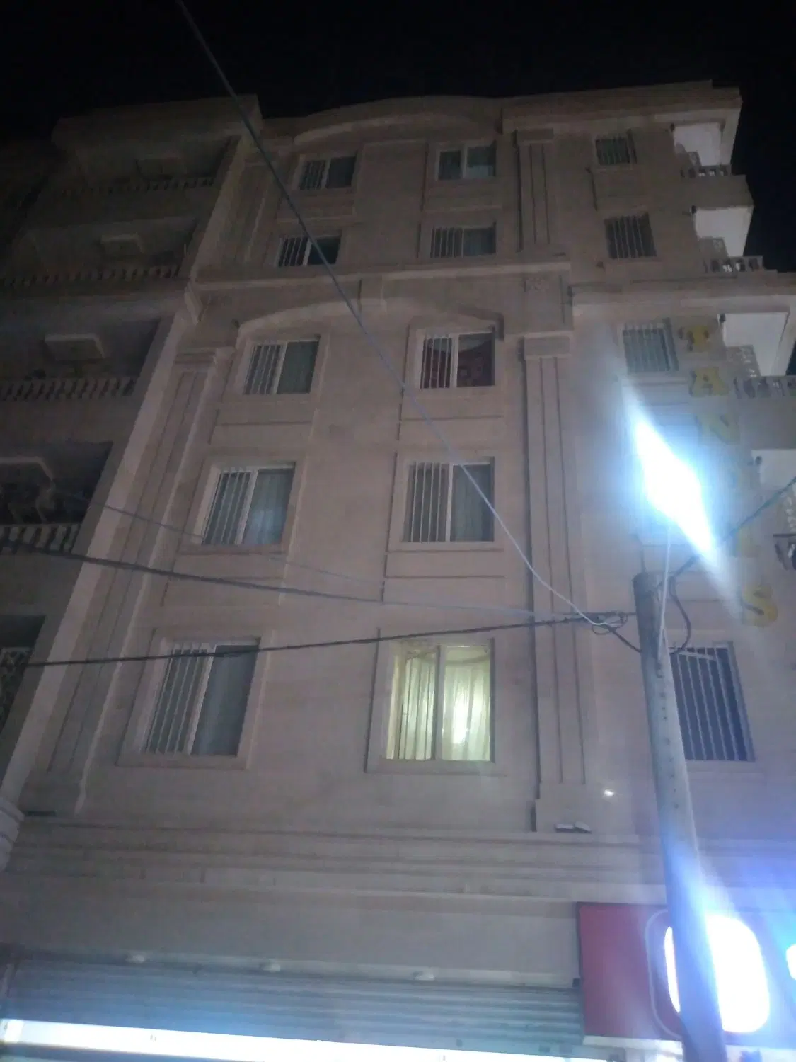 ۹۳متری پیروزی ۸۱ اقبال