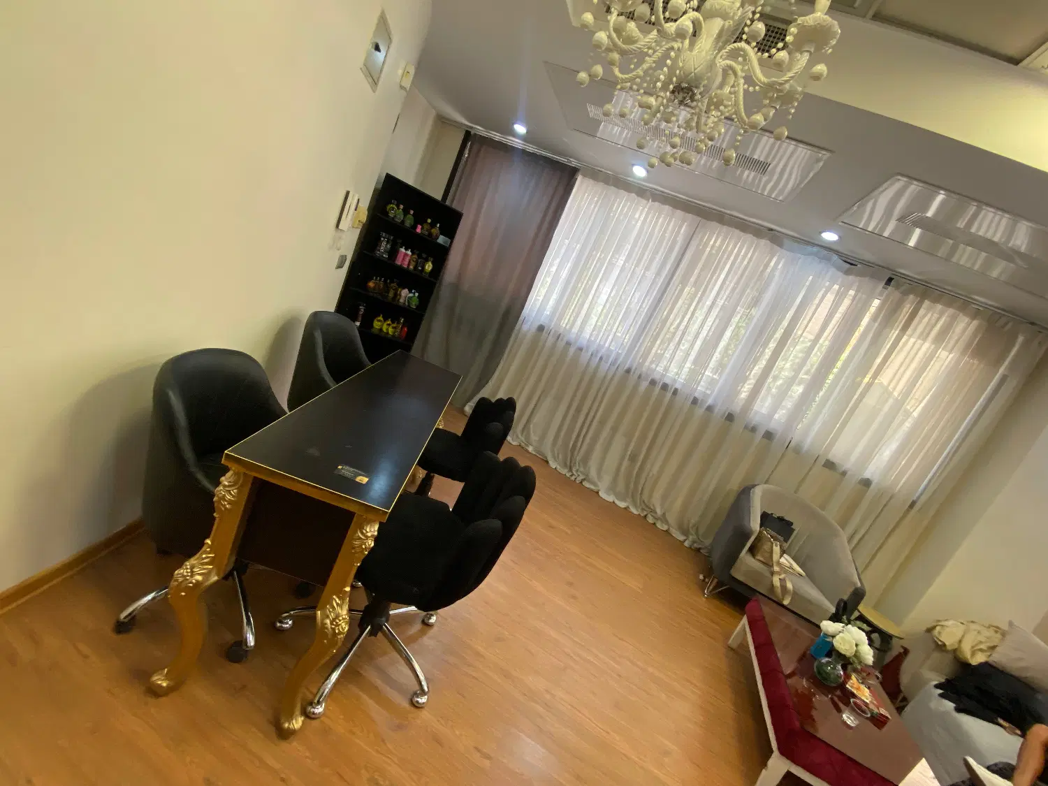 اجاره میز ناخن و تخت مژه در مزون و سولار فرشته