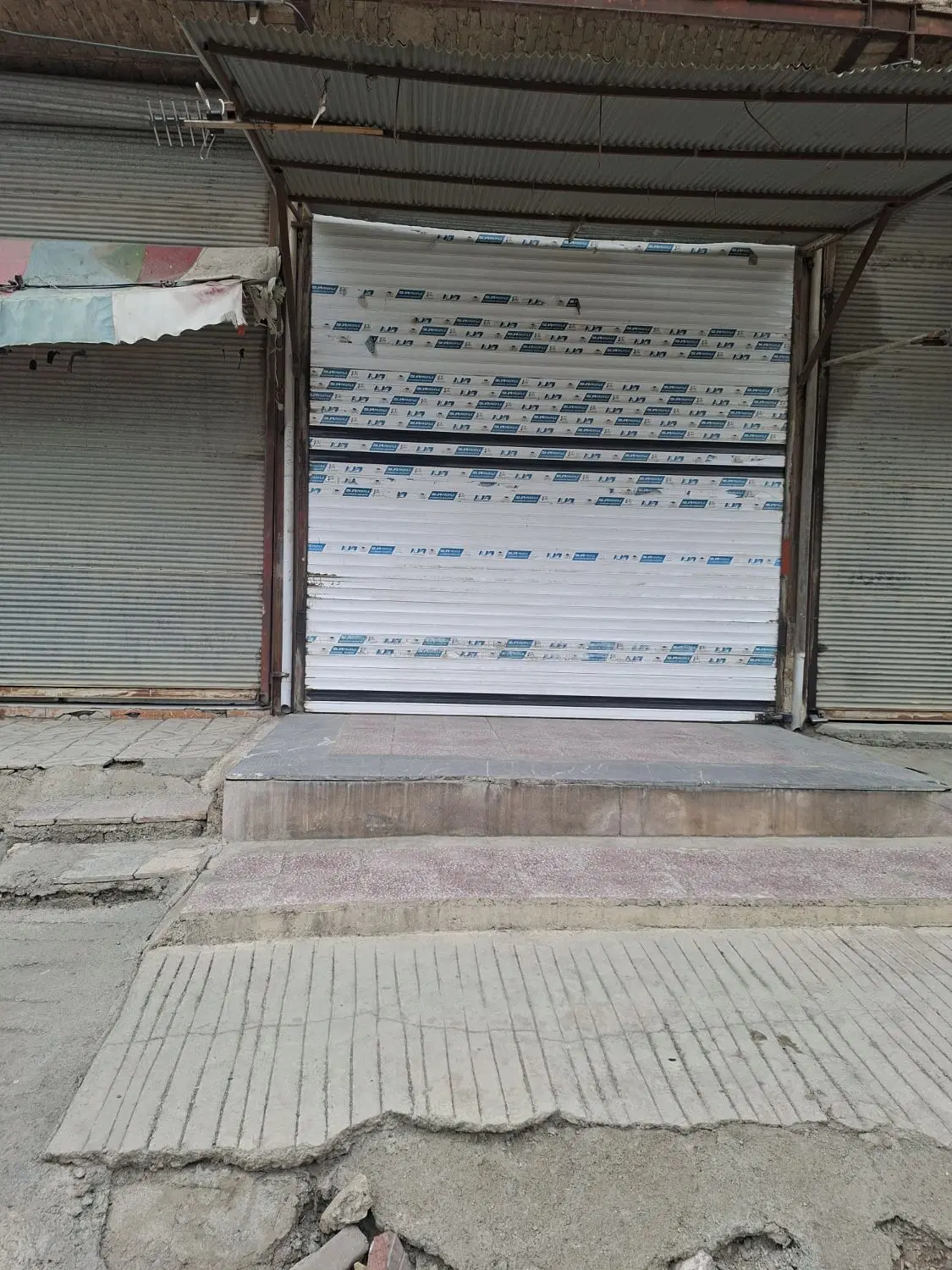 یک مغازه ۸۰ متری  اجاره داد میشود