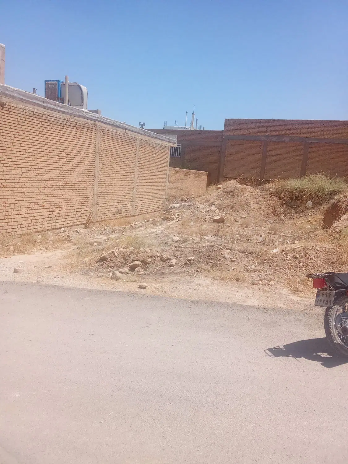 زمین زرقان