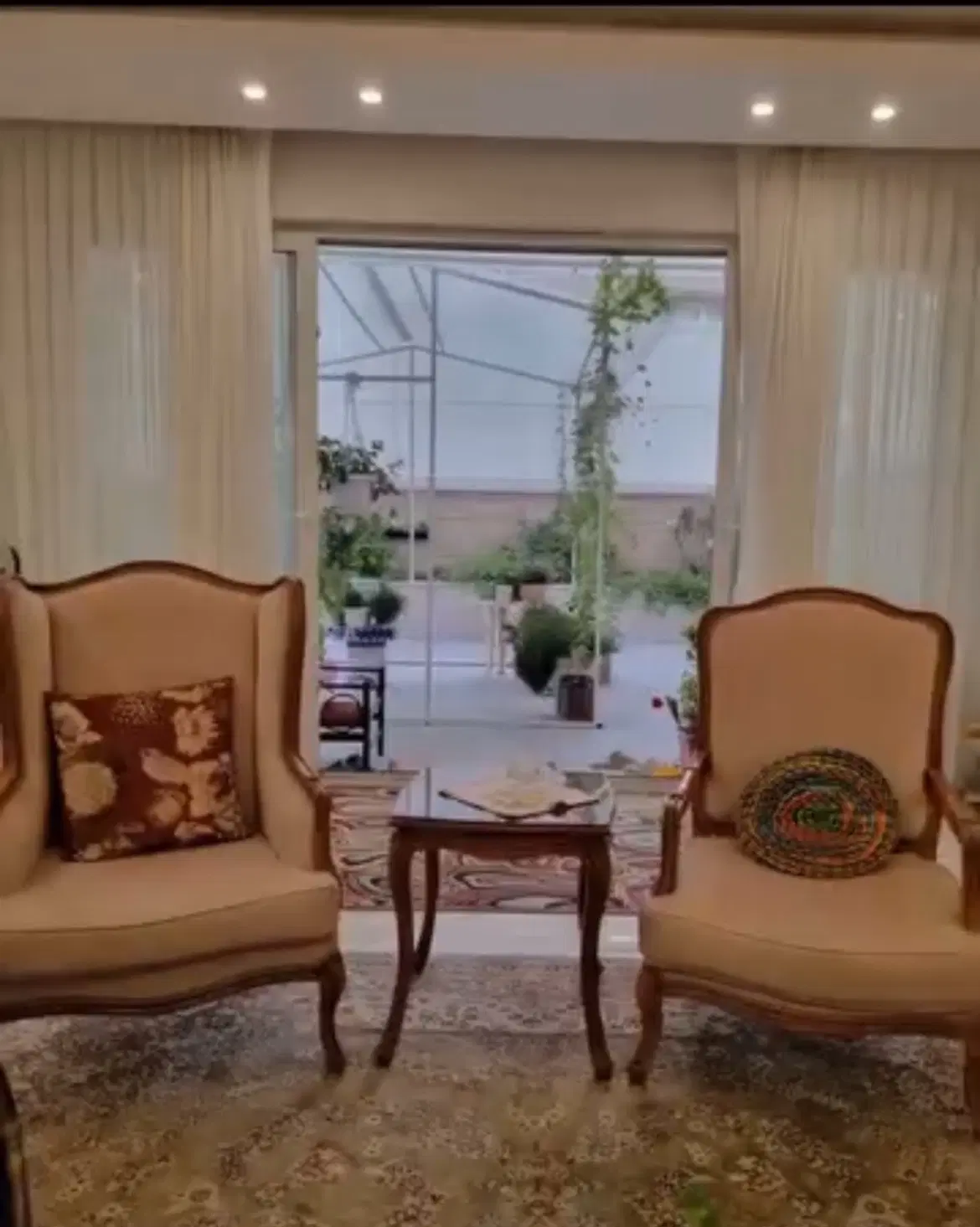 آپارتمان نوساز با ۷۰متر حیاط خوشگل