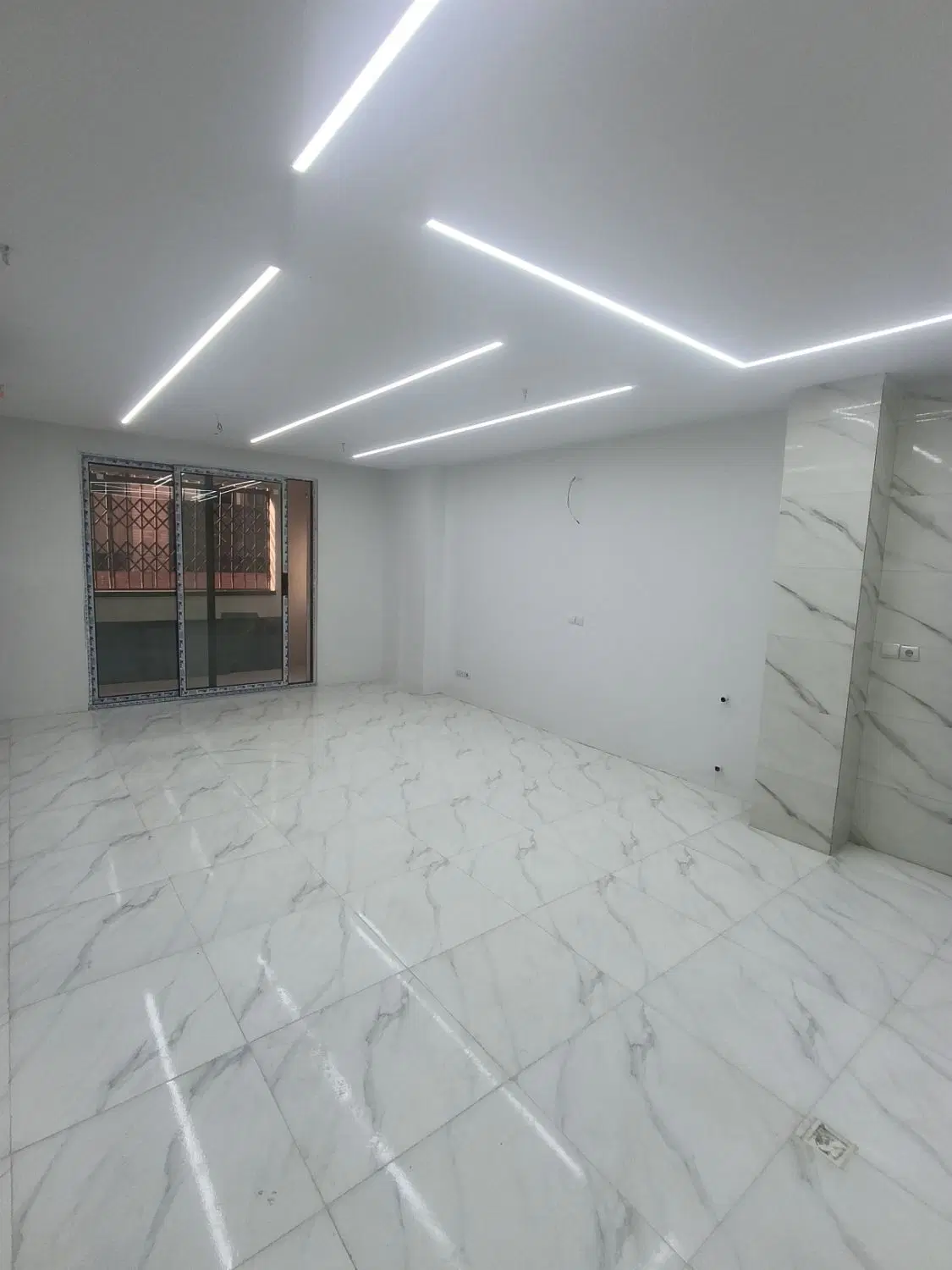 همکف ۱۰۰متری نیمه شرکتی