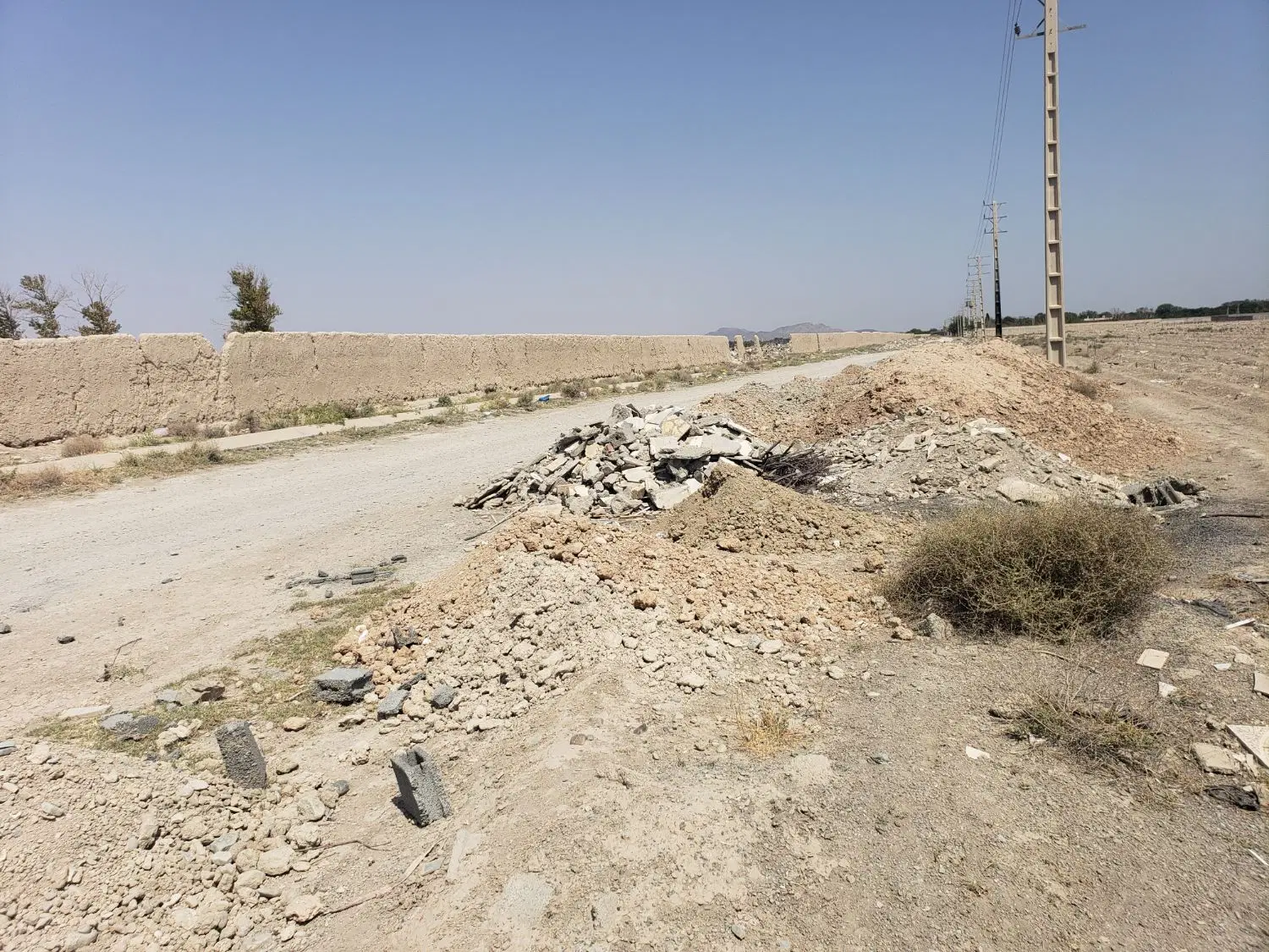 زمین با مجوز گلخانه و حق آبه