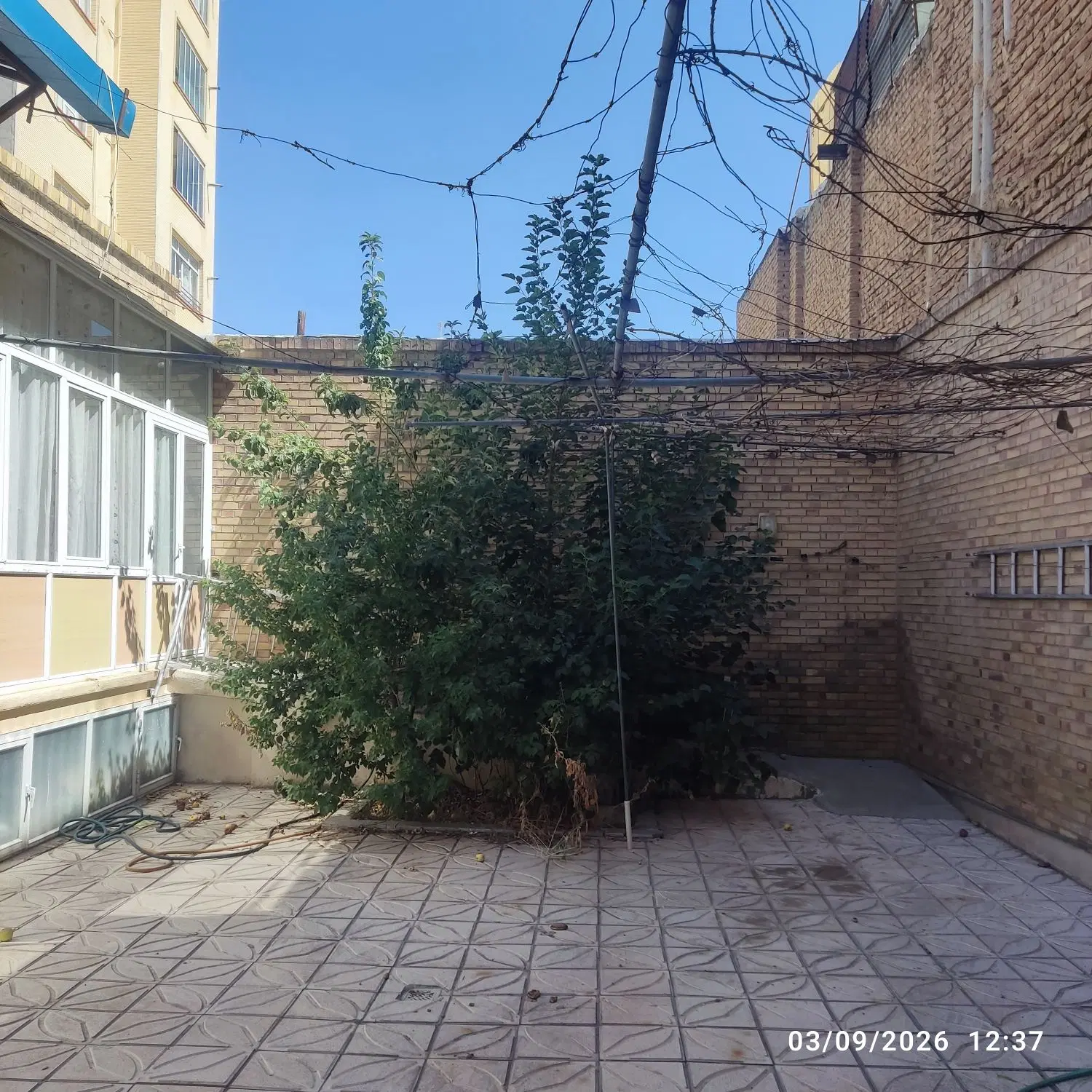 حیاط برای سکونت یا ساخت و ساز ۱۷۷ متر