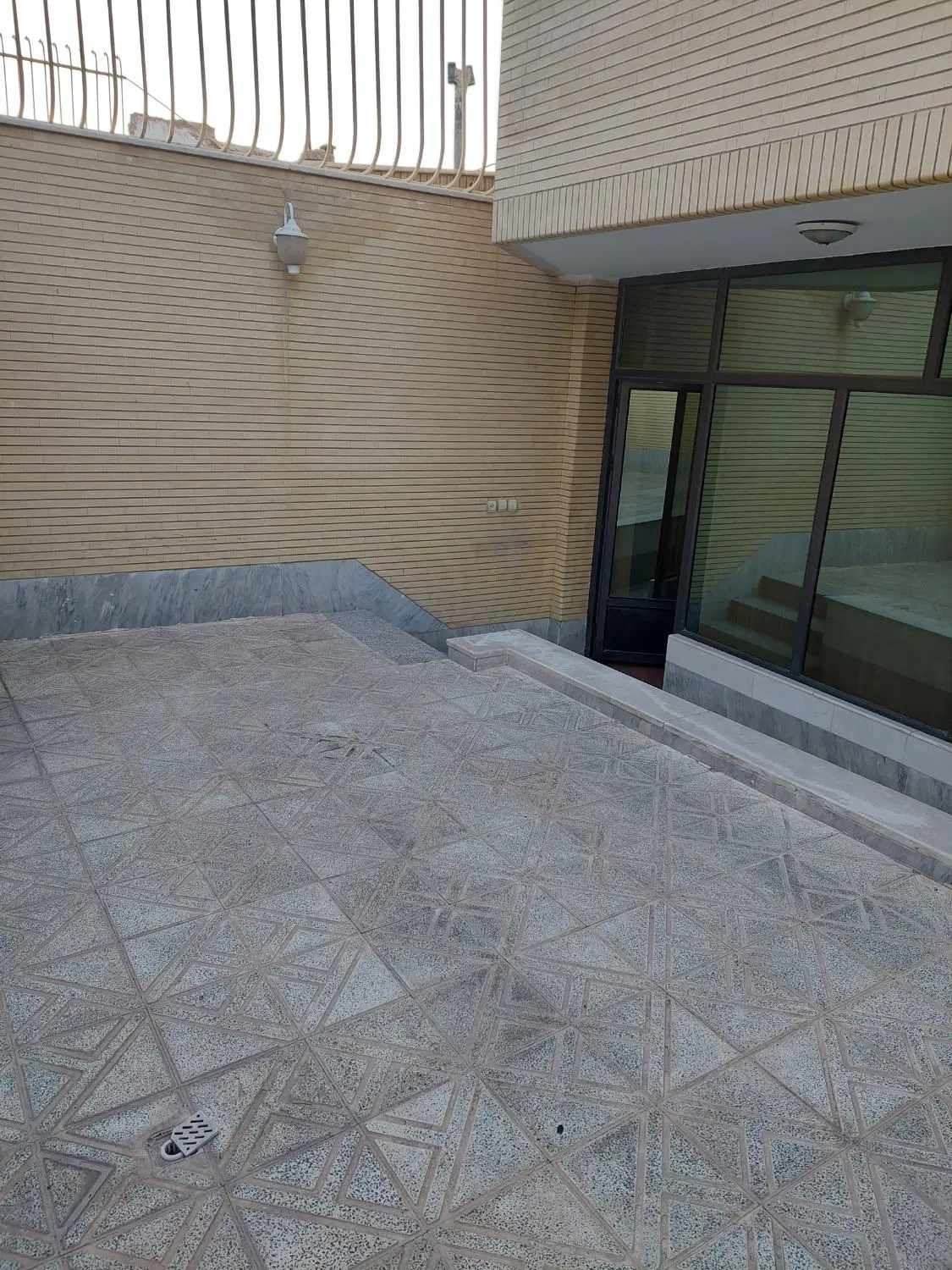 منزل مسکونی درب حیاط مجزا