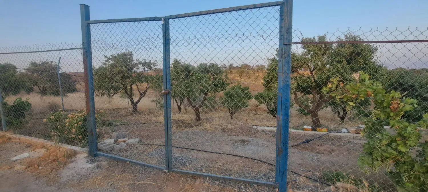 باغ با کانکس و فنس