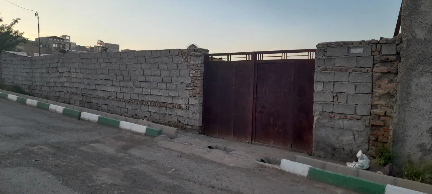 زمین دارای سالن و محوطه قدیمی