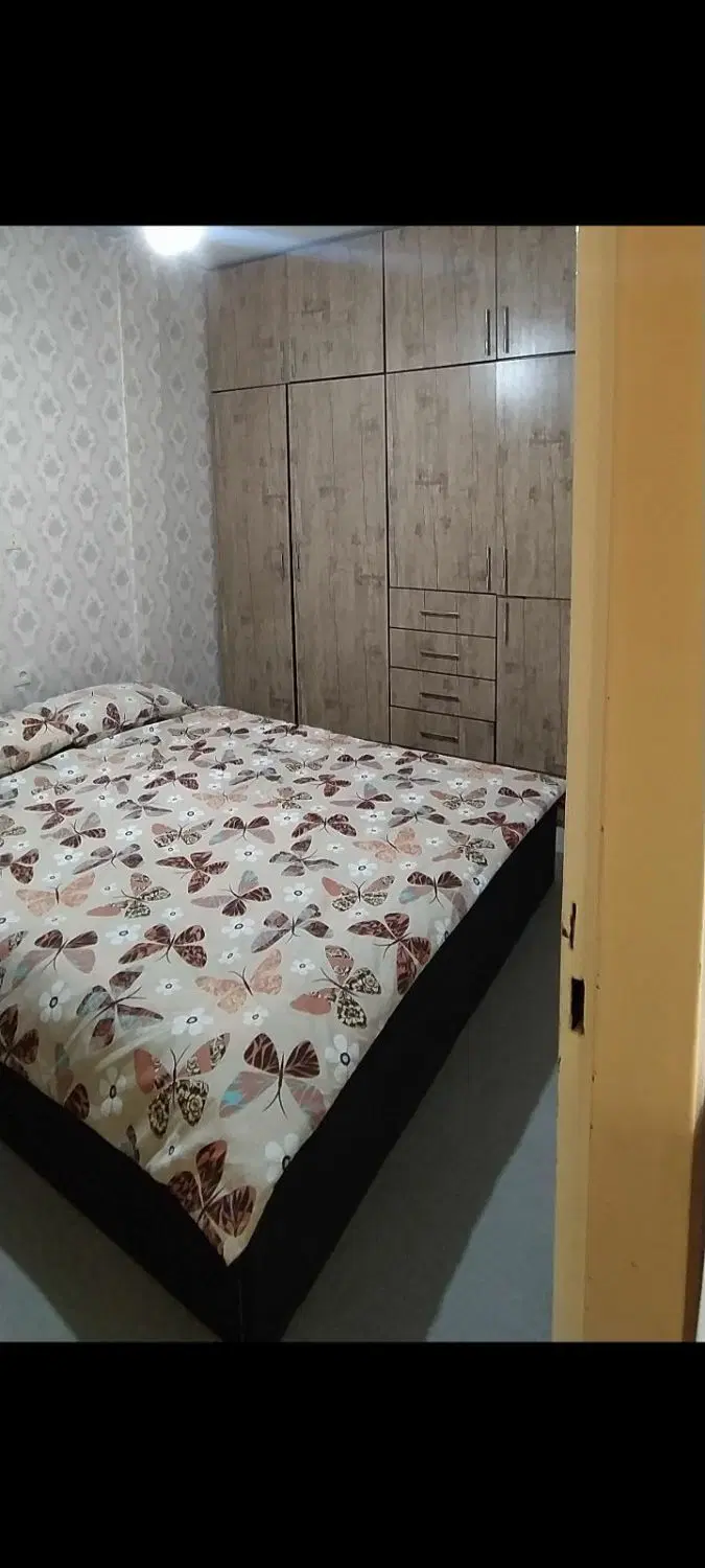 یک واحد ۶۳متری کف سرامیک انباری دارد پارکینگ ندارد