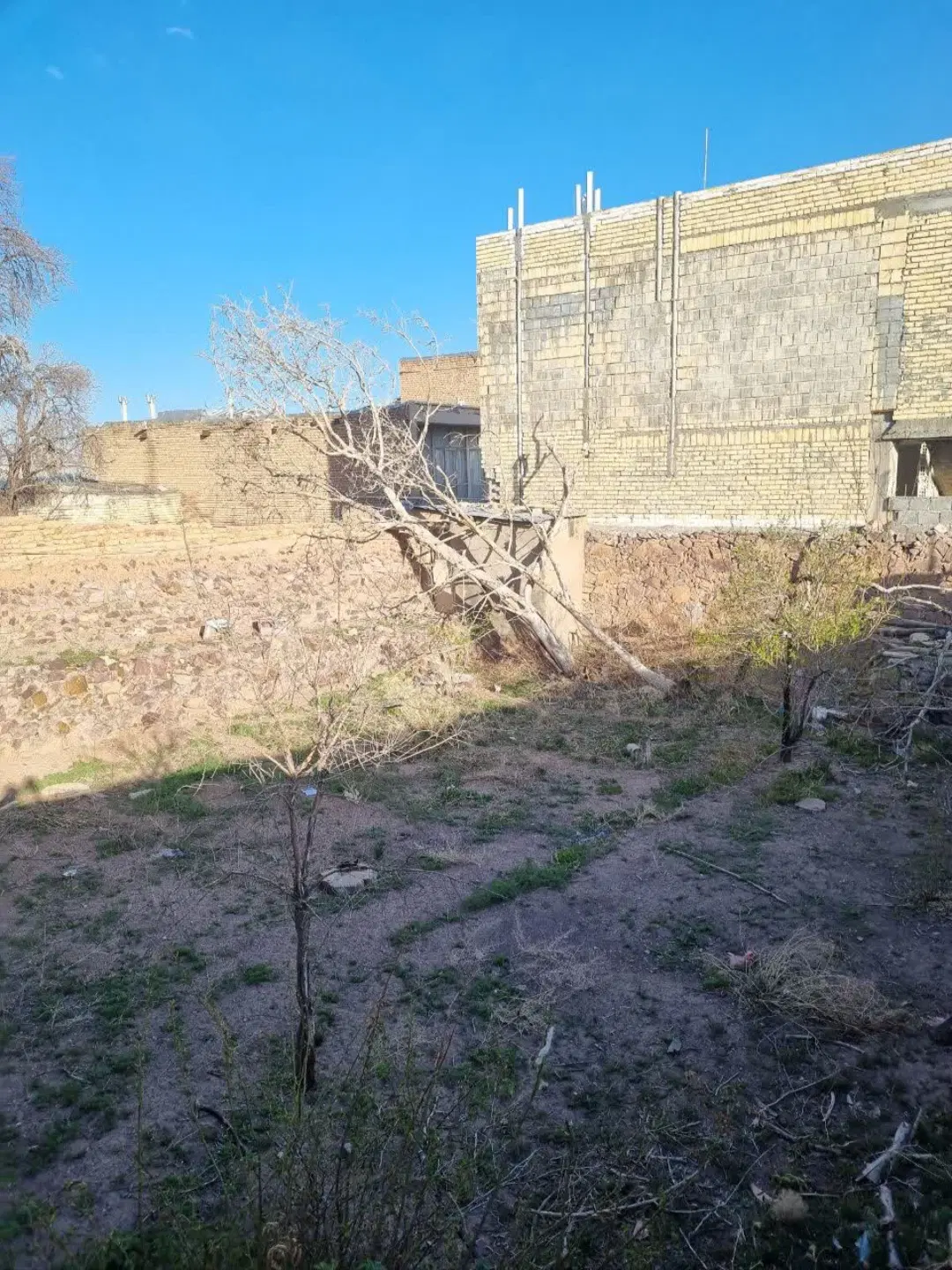 منزل کلنگی وغیرقابل سکونت زمین چهاردیواری