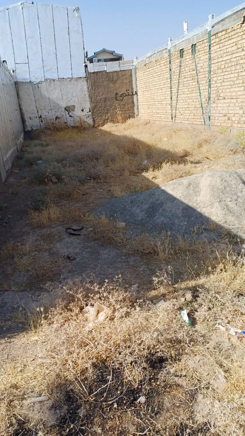 زمین واقع در هفت تیر لاله ۱۰ کنارش کاملا ساخته شده