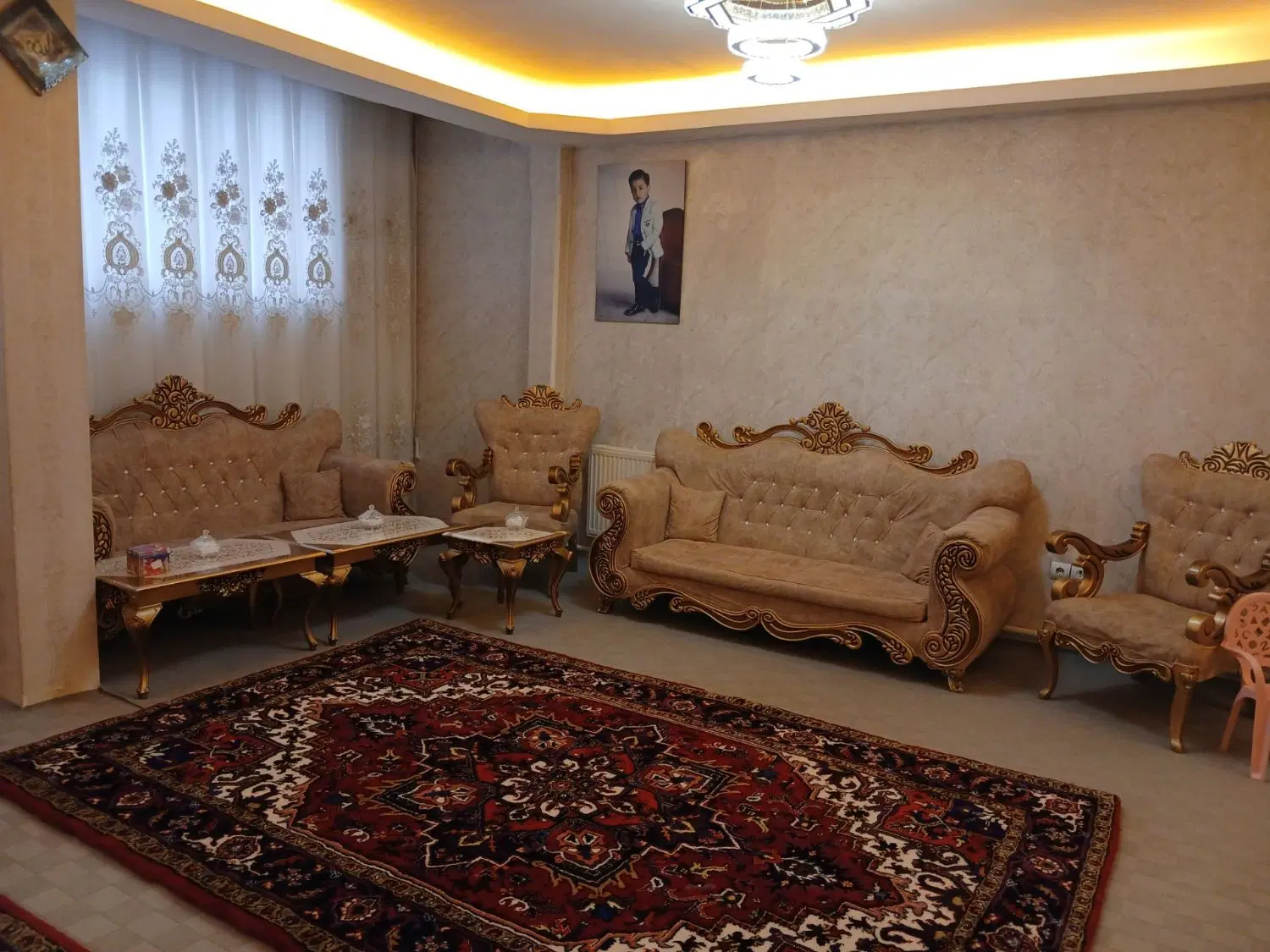 حیاط برخیابان لاله با مغازه لوکس وخوش نقشه