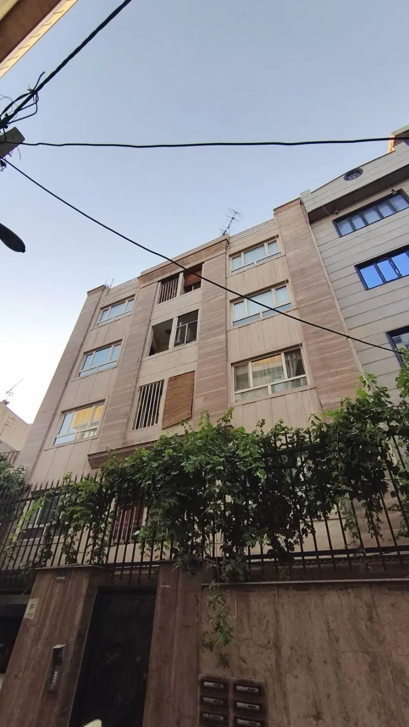 58 متر دو خواب غرق نور در کوچه دنج و ساکت