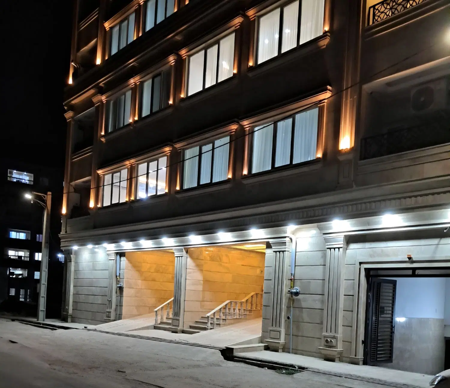 فروش آپارتمان ۱۰۰ متری فول امکانات در بهترین منطقه