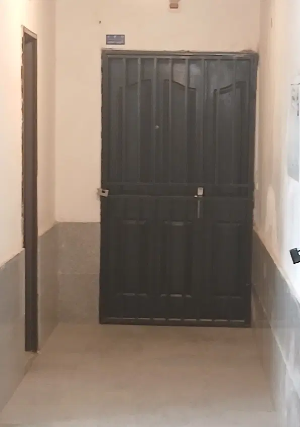 طبقه اول انباری کنار پارکینگ مسقف