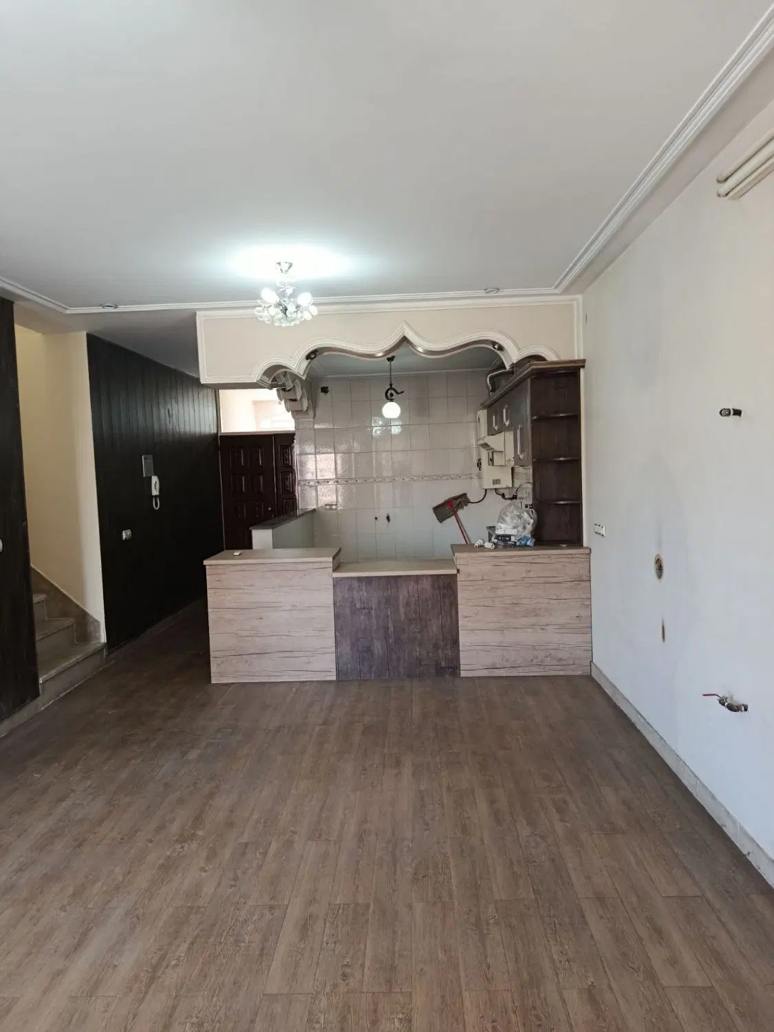 منزل یک خوابه حدودا ۱۰۰ متر دارای پارکینگ و انباری