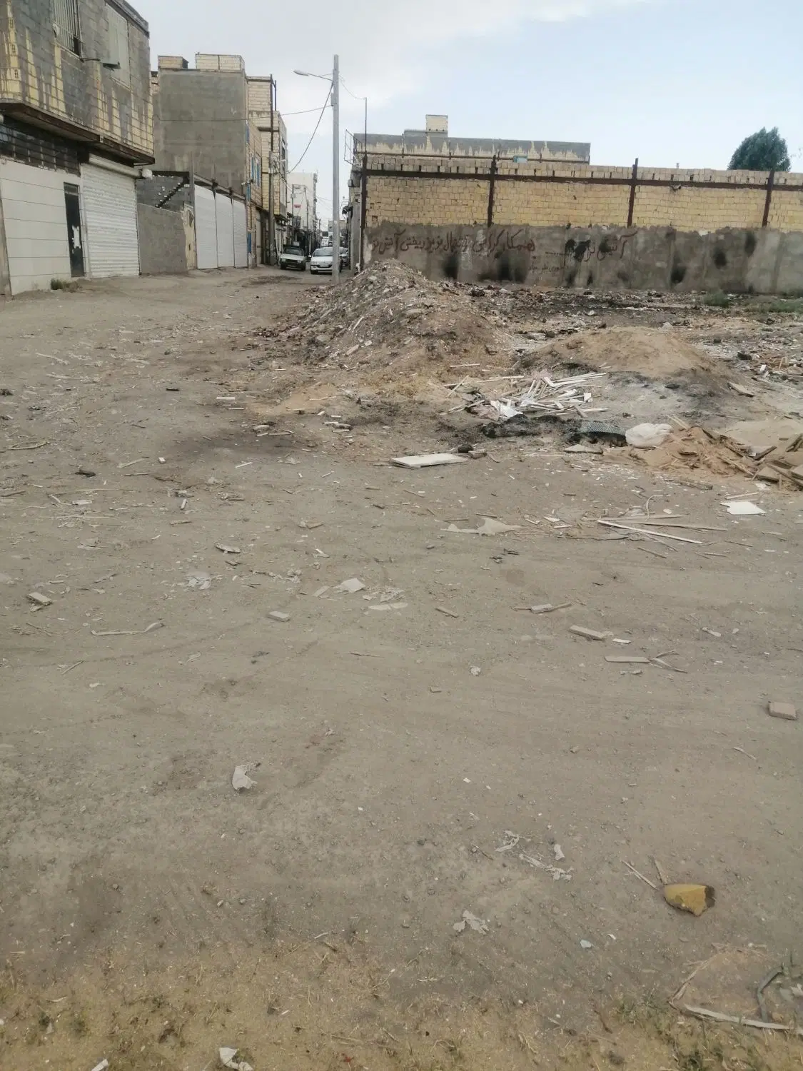 زمین سیس آباد