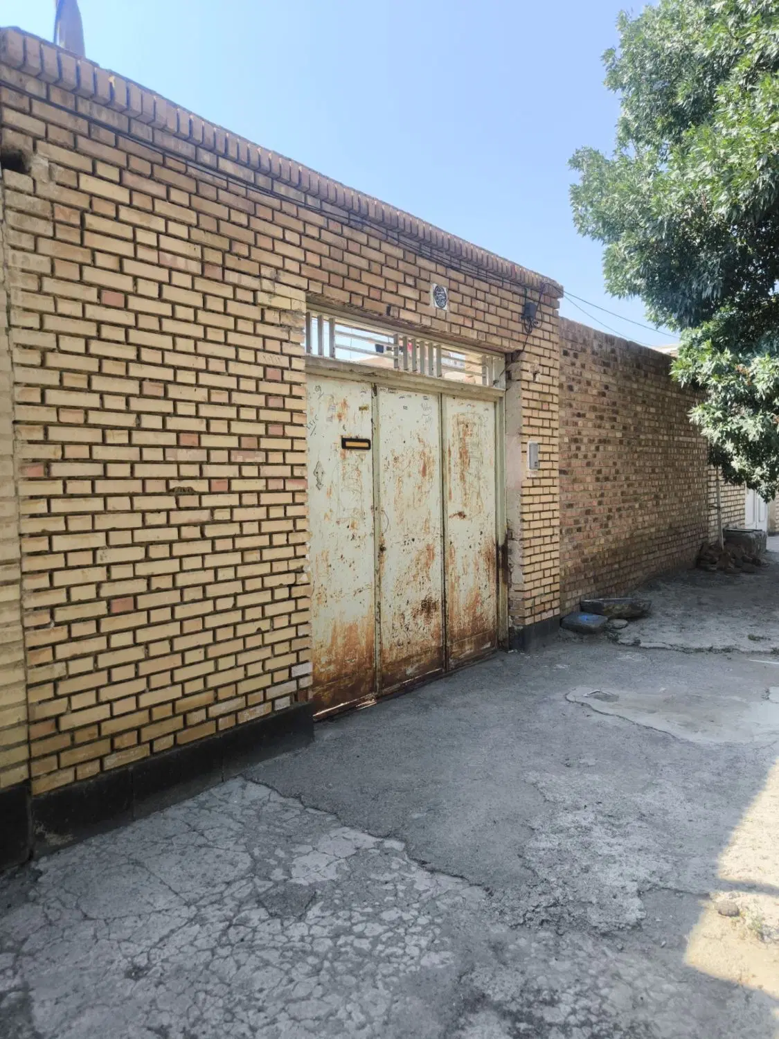 یک قطعه ملک مسکونی