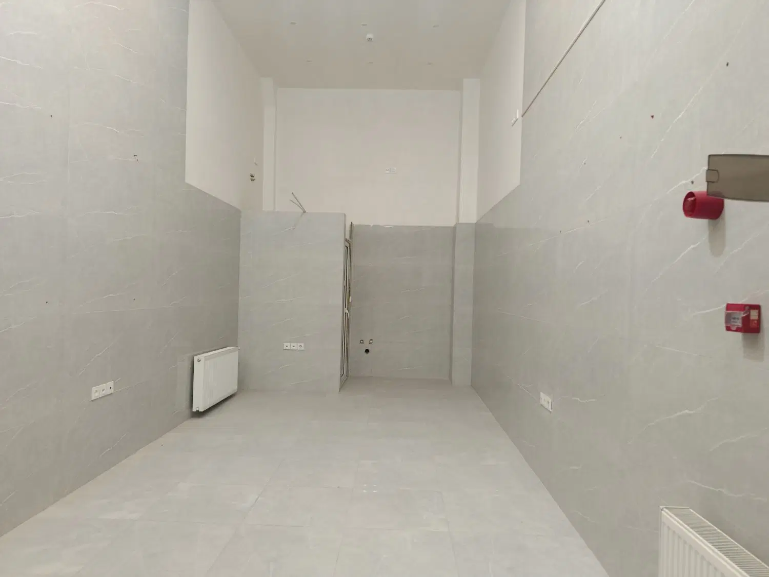 مغازه تجاری بر خیابان
