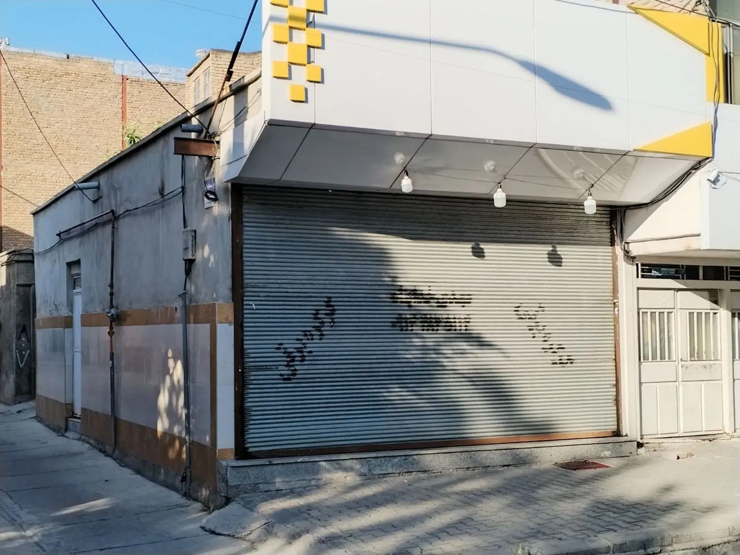 یک باب مغازه دونبش با موقعیت