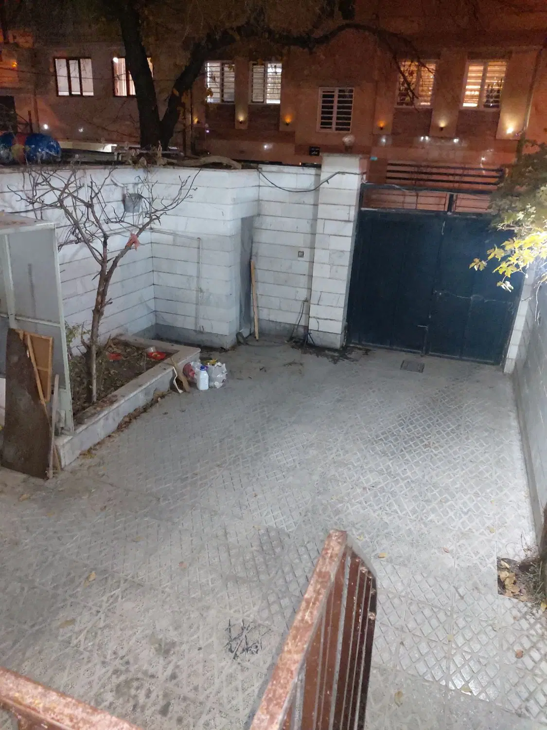خانه ۳ طبقه ویلایی دربستی، حیاط جای ۲ ماشین