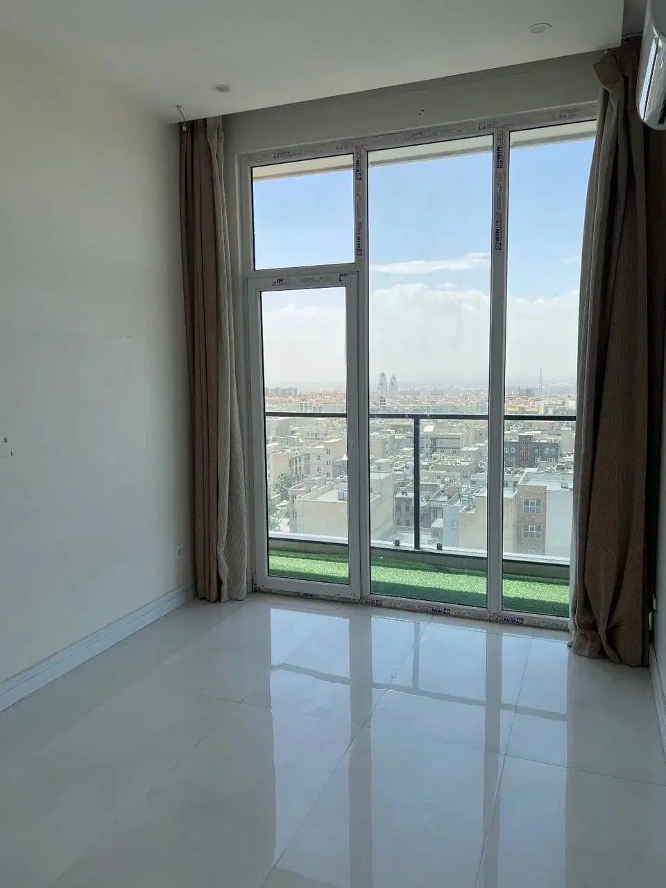 ۸۰ متر * آکواریوم نور * تاپ لوکیشن