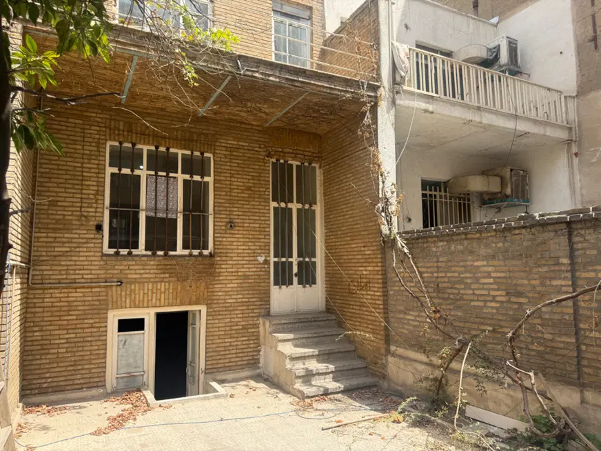 خانه کلنگی حیاط دار دربست میدان انقلاب