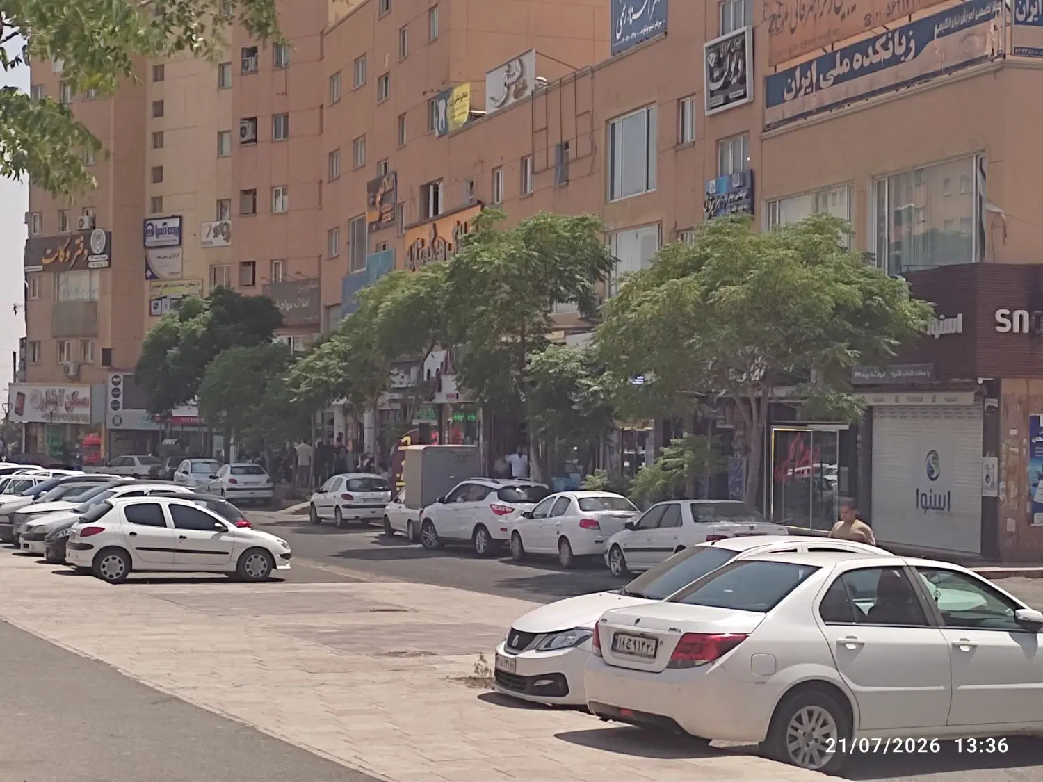 مغازه تجاری بر اصلی بلوار جمهوری میدان استقلال