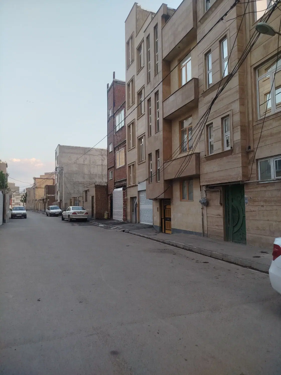 یه واحد همکف مابین کارشناسان وملا باشی