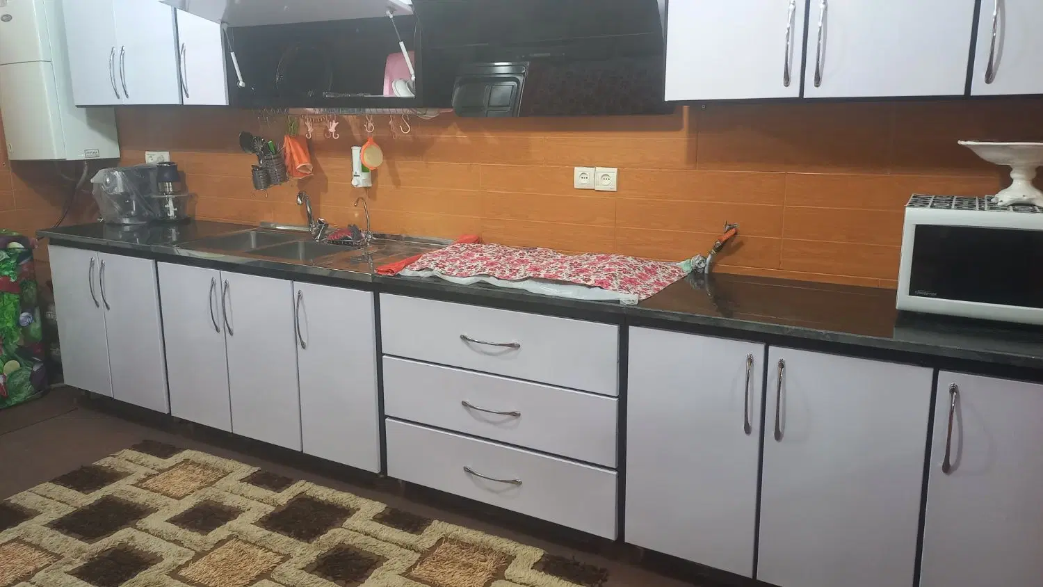 خانه دوطبقه درب حیاط در اشکان