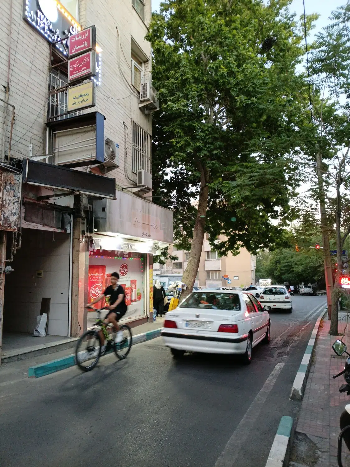 مغازه درشریعتی بالاترازسیدخندان پشت پارک