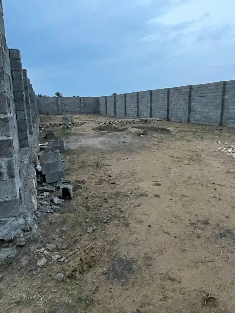 زمین ۴۰۵ متری دیوارکشی‌