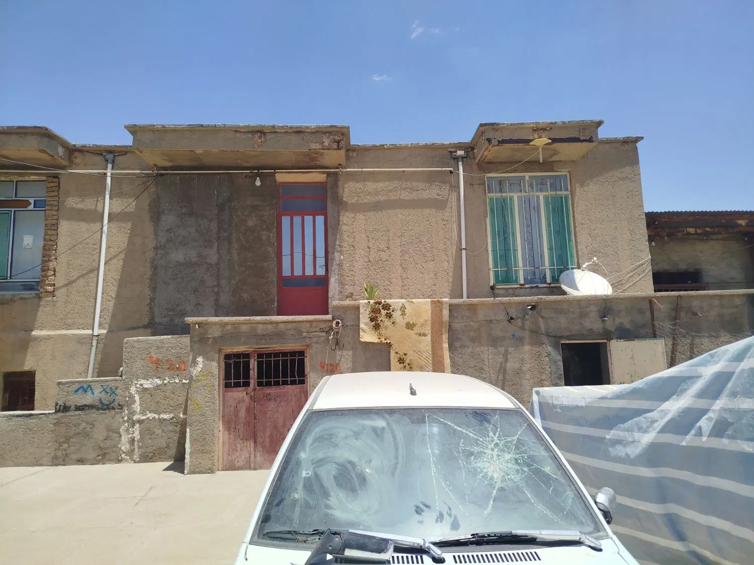خانه مسکونی و دامداری