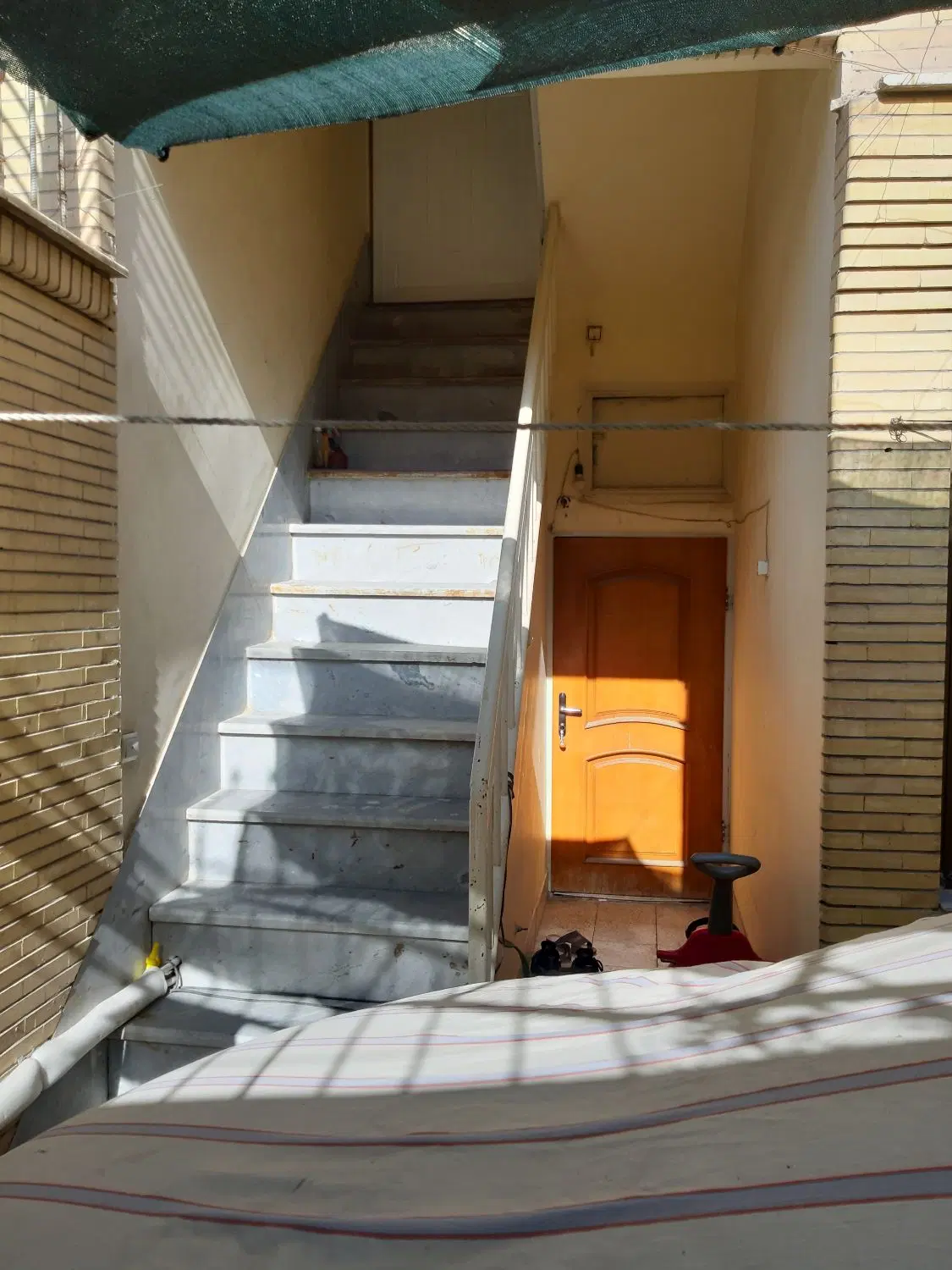 خانه دو طبقه۱۰۰متری دربه حیاط.ماشین رو