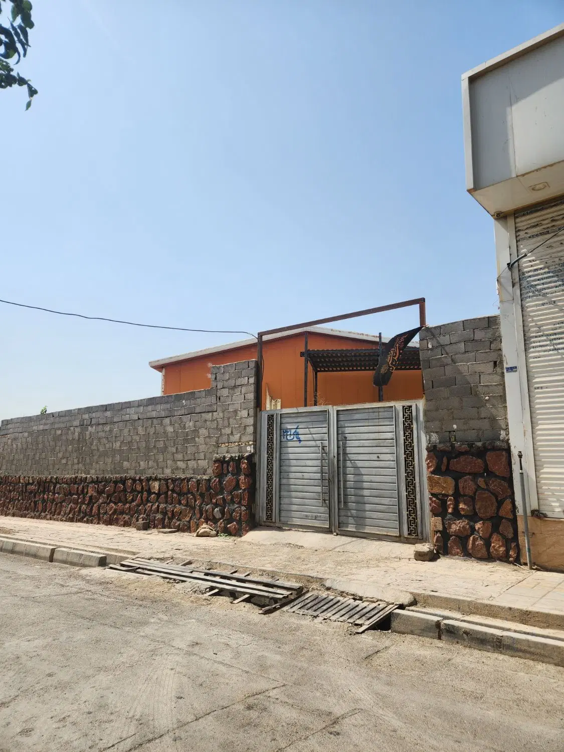 چهار دیواری مغازه